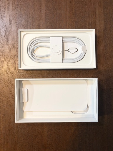 美品Apple iPhone 16 256GB ホワイト 本体+ケース付