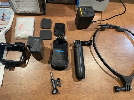 ? GoPro HERO 7 本体 + 充電ケーブル・マウント類セット