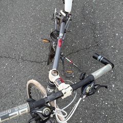 グレーの7速クロスバイクの画像