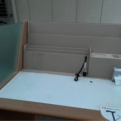 【美品】椅子用　記載台　木目調　仕切り付きの画像