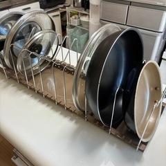 キッチン収納（フライパン・蓋類収納）の画像