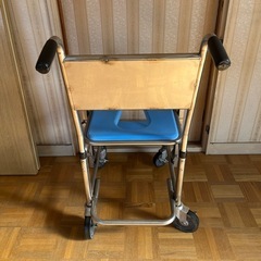 シャワー車いすの画像