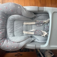 アップリカ ベビーハイチェア テーブル付き／キャスター付きの画像