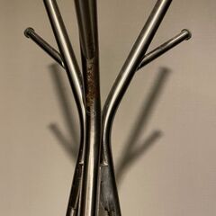 IKEA KNIPPE 北欧デザインのコートスタンド｜艶消しシルバーの画像