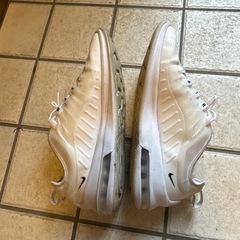 ナイキ エア マックス アクシス（Nike Air Max Axis）スニーカーの画像