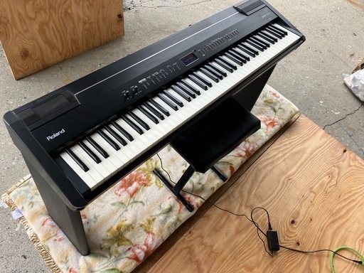 Roland ローランド  FP-7F（椅子有）