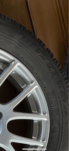 スタッドレスタイヤ 205/60R16
