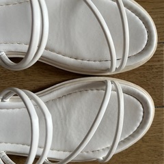 ホワイトストラップサンダル 低ヒールの画像