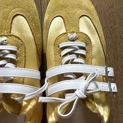 イエロー ストラップ付き スニーカーの画像