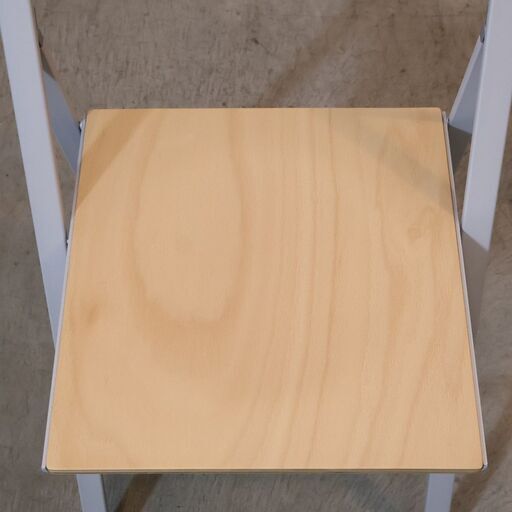 THE CONRAN SHOP(コンランショップ)取り扱いArrmet（アルメット)社のポケットチェア。体にフィットする快適な座り心地の椅子はわずかな隙間に収納できる使い勝手抜群の折りたたみチェア。