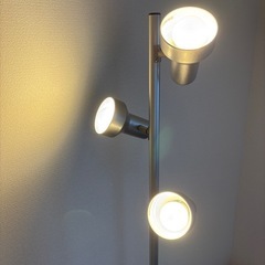 3灯フロアライト／スタンドライト（シルバー）
の画像