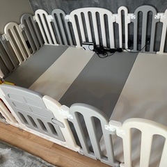 ベビーサークルとマットの画像