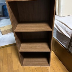 カラーボックスとキッチンラックの画像