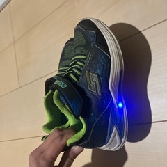 スケッチャーズ　光るスニーカーの画像