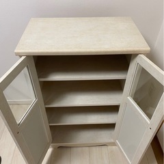 【ニトリ】ガラス扉付き 木製キャビネット（白）収納棚の画像