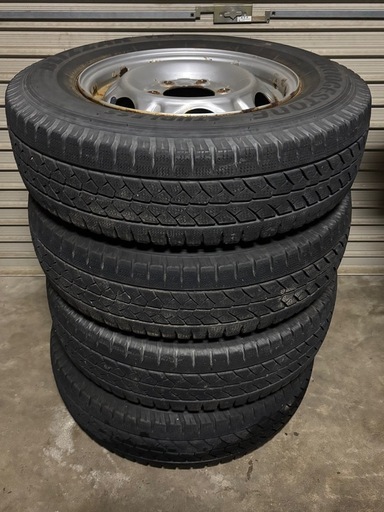 スタッドレスタイヤ　鉄ホイール付　195/80R15