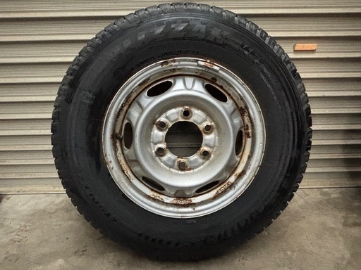 スタッドレスタイヤ　鉄ホイール付　195/80R15
