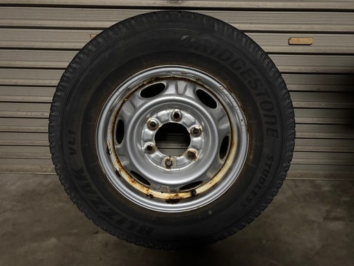 スタッドレスタイヤ　鉄ホイール付　195/80R15