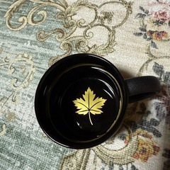 しぶい重厚感 楓（カエデ）紋様 マグカップ 黒 陶器 和モダンの画像