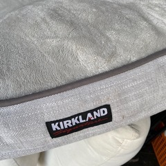 コストコで人気のKIRKLAND Signature（カークランドシグネチャー） 大型犬対応の厚型ペットベッドです。の画像