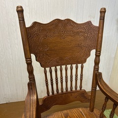 【リユース☆エコちょっぷ】 ①シンリー　アンティーク調 木製アームチェア（肘付き）彫刻入りの画像