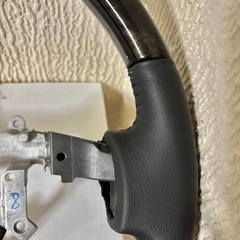 200系ハイエース8型 ダークプライム純正ウッドレザーコンビステアリングの画像