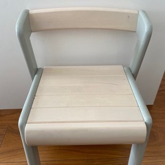 木製の子ども用椅子の画像