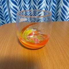 琉球ガラス コップ オレンジと黄色の渦巻きの画像