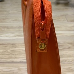 オレンジ色のバッグの画像