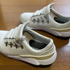 【売ります】オニツカタイガー スニーカー　革　白　24cmの画像