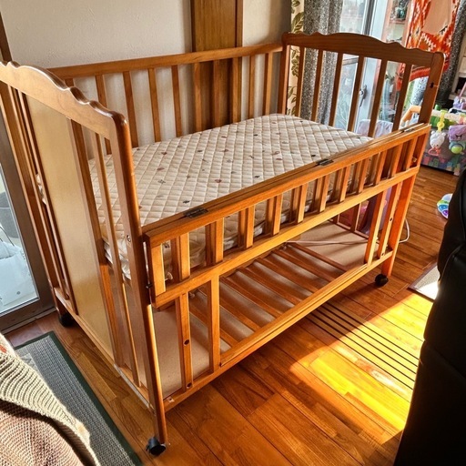 ベビーベッド(木製) (トマトマトマト) てだこ浦西のベッド《ベビー