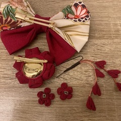 和装用ヘアアクセサリー ピアス　赤いリボンと花　ちりめん細工　えんじの画像