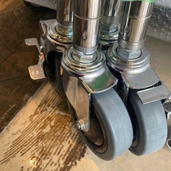 【引き取り限定】中古品　メタルラック2段① キャスター付き　棚板758×455×30（㎜）　ポール700（㎜）　
の画像