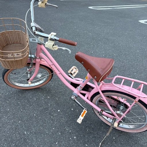 自転車ブリヂストンハッチキッズ子供補助輪 (ぽ) 運動公園前の自転車の