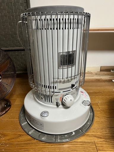 キャンプにも！トヨトミ 石油ストーブ TOYOTOMI KS-67H-Wホワイト　タンク×2 