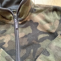 ユニクロ　迷彩柄フリースジャケット　140の画像
