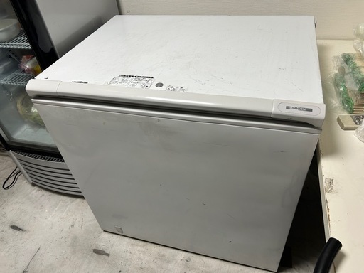 【最終値引】サンデン冷凍ストッカー 238L 内カゴ2台付き