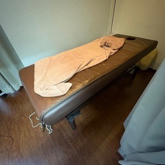 購入者が決まりました。サロン用手動式昇降ベット