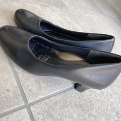 黒パンプスの画像