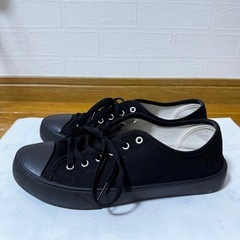 ブラックスニーカーローカットの画像