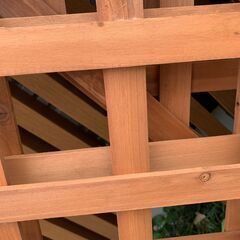 【美品】ラチス・フェンス・目隠しフェンス・９０角　１枚の価格です。写真で黒っぽく見えますが、木の模様で現物は茶色ですの画像