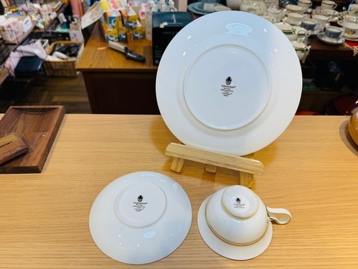 A8019【ウエッジウッド】 コロンビア セージグリーン ピオニー トリオ 黒壺 A8019【ウエッジウッド】 コロンビア セージグリーン ピオニー トリオ