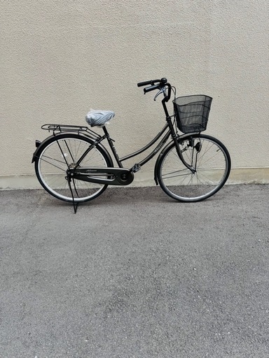 26インチの普通のママチャリです。若干焦げ茶っぽいガンメタっぽい色の