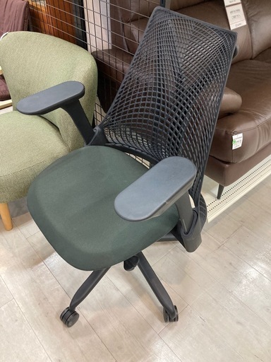 取りに来れる方限定！HermanMillerのセイルチェアです！