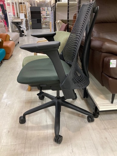 取りに来れる方限定！HermanMillerのセイルチェアです！