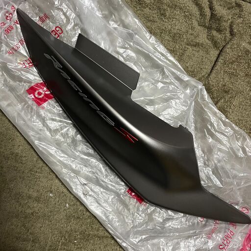 キムコ レーシングS125 ◇ リヤボディカバー 右 ◇ マットグレー ◇ 純正 新品 ◇ エンブレム付 ◇ KYMCO Racing