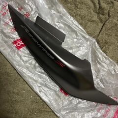 キムコ レーシングS125 ◇ リヤボディカバー 右 ◇ マットグレー ◇ 純正 新品 ◇ エンブレム付 ◇ KYMCO Racing の画像