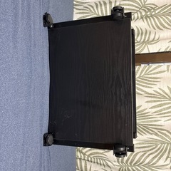 黒のキャスター付きテーブルの画像