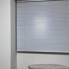 カーテンレールに設置可能なブラインドの画像