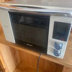 家具色々、冷蔵庫、食器棚、オーブンレンジ、本棚、ひな人形の画像